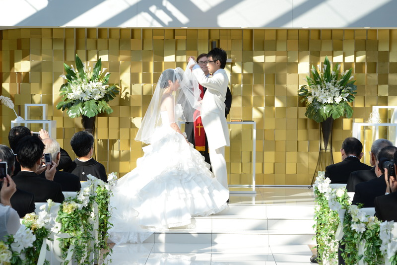 遠藤様、會田様のご結婚式。新婦のベールをあげる緊張の瞬間です。
