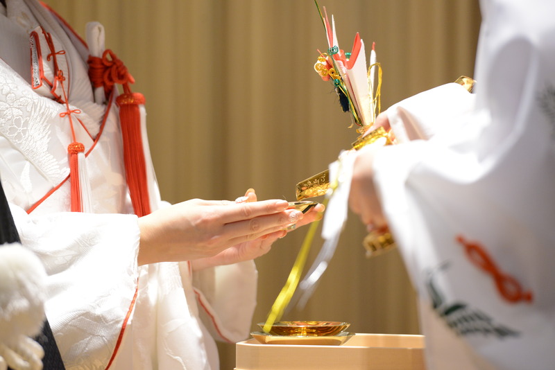 日本の伝統ある神前式では、洋風の教会式とは一味違った、奥ゆかしいひとときを過ごせるはず。